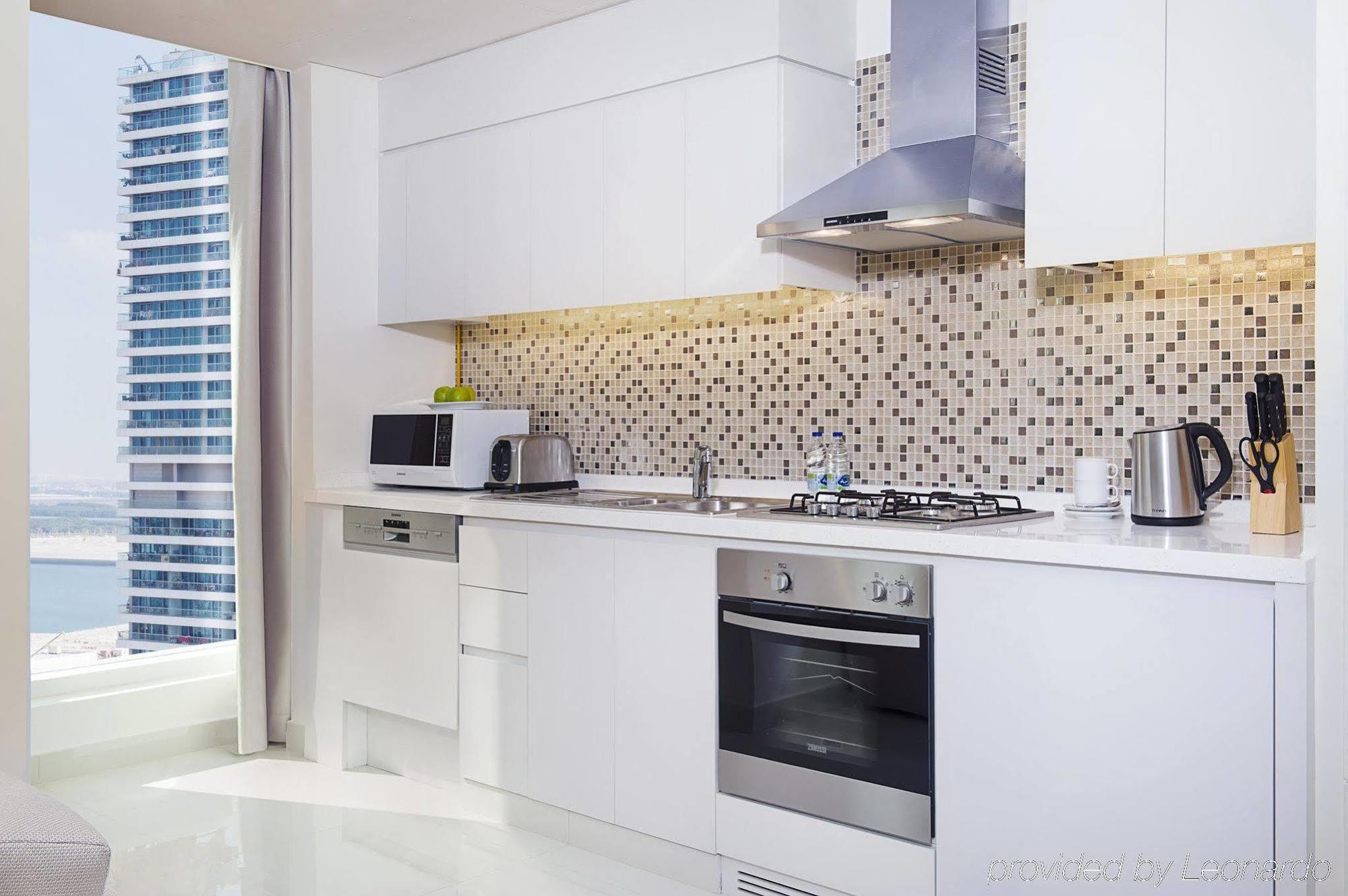 Damac Maison The Vogue Дубай Екстер'єр фото A modern kitchen