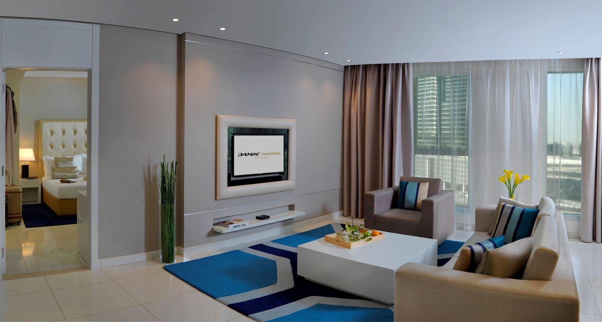 Damac Maison The Vogue Дубай Екстер'єр фото A living room with a television