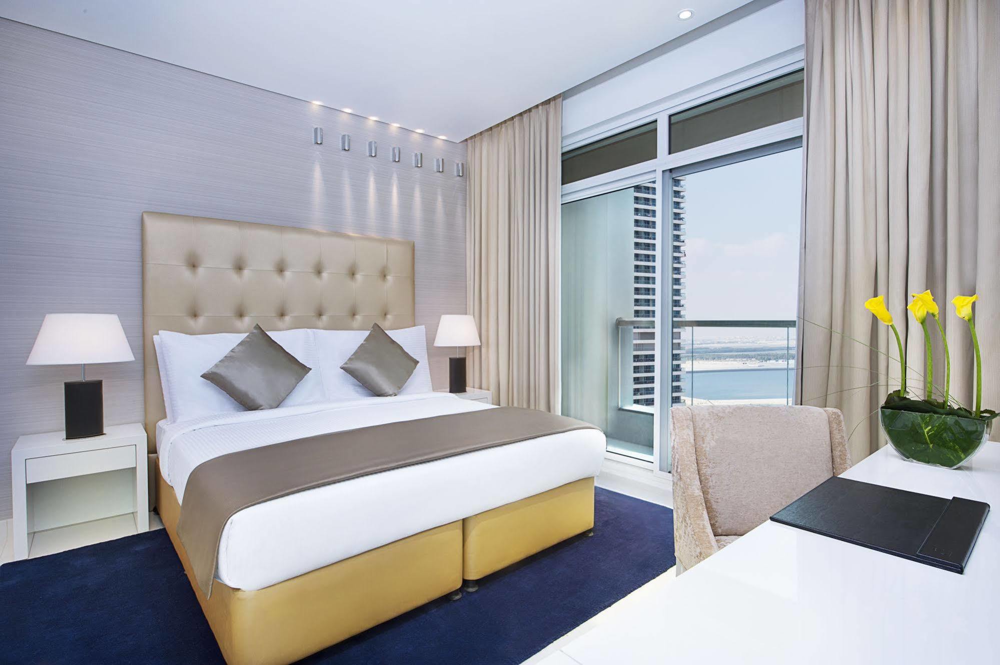 Damac Maison The Vogue Дубай Екстер'єр фото A bedroom at the Jumeirah Beach Hotel