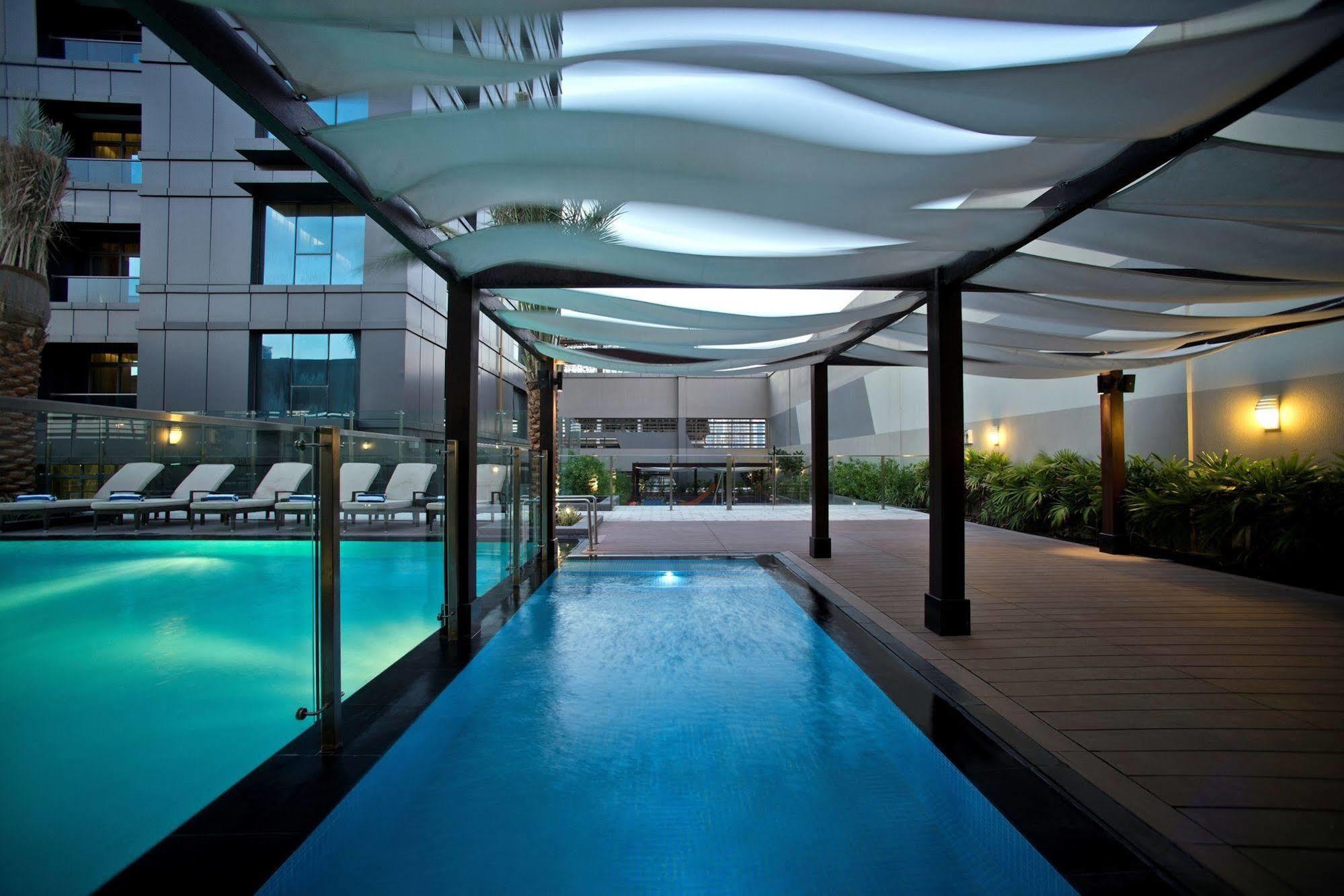 Damac Maison The Vogue Дубай Екстер'єр фото The swimming pool at the hotel